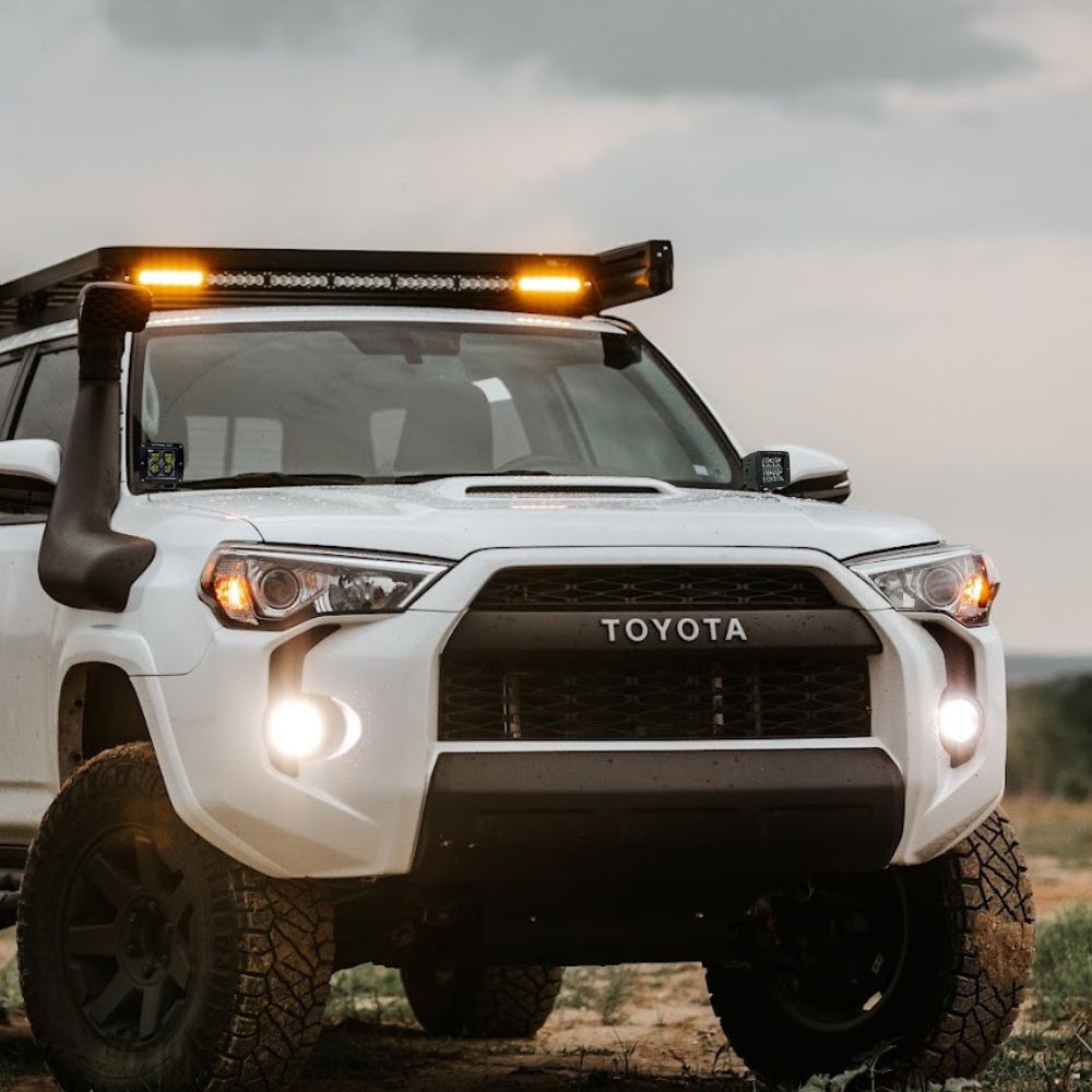 Roof mounted dual color light bar on a 5th gen 4runner